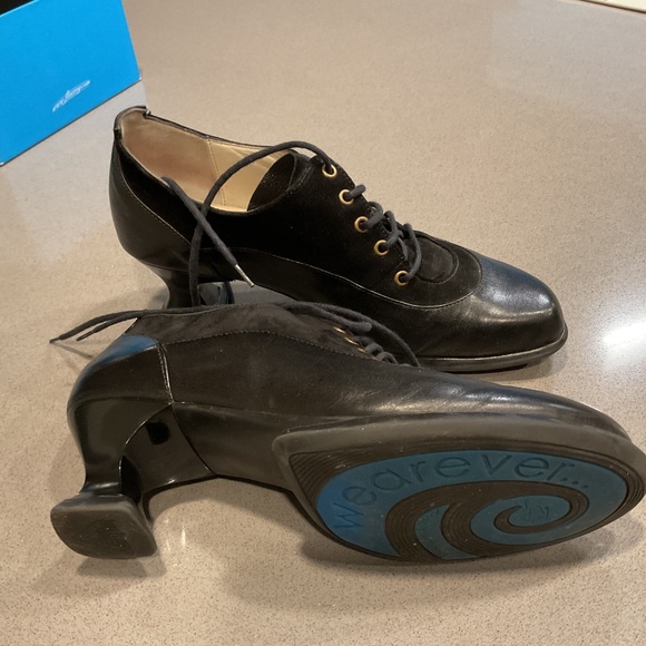 John Fluevog Wearever Dohje Lace Up Heel size W7 in black. - Picture 3 of 3